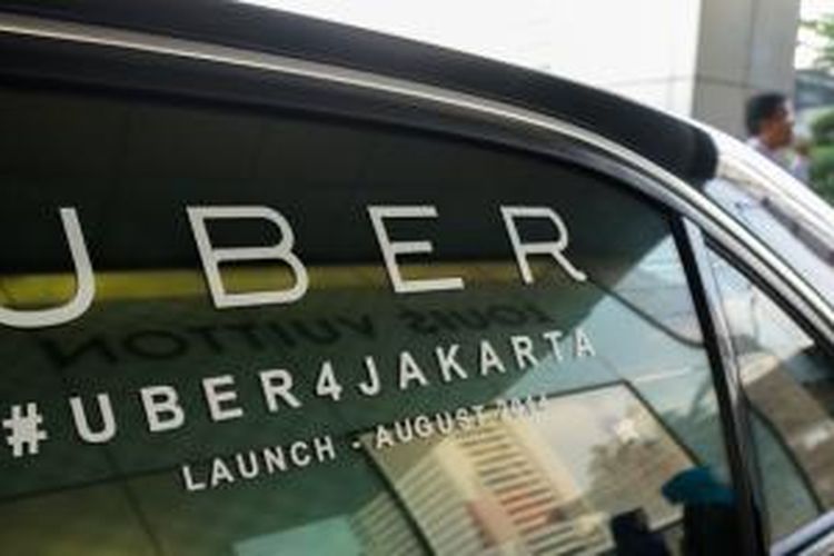 Stiker Uber di jendela belakang salah satu mobil sewaan