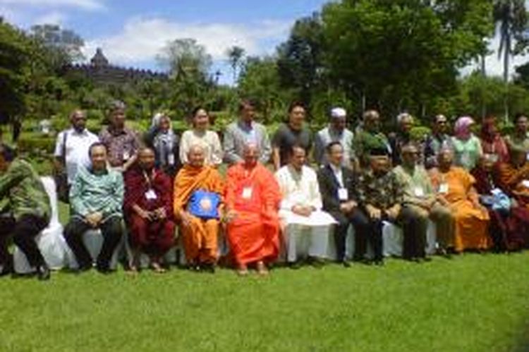 Para pemuka agama Islam dan Buddha dari berbagai negara di dunia bertemu di Candi Borobudur, Magelang, Jawa Tengah, Rabu (4/3/2015).
