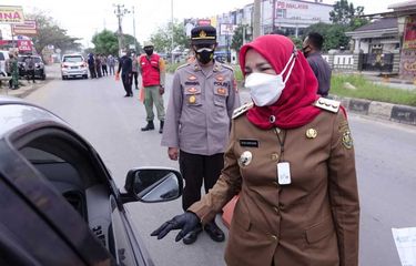 Wali Kota Bandar Lampung, Eva Dwiana saat sidak penyekatan di Posko Sukarame.