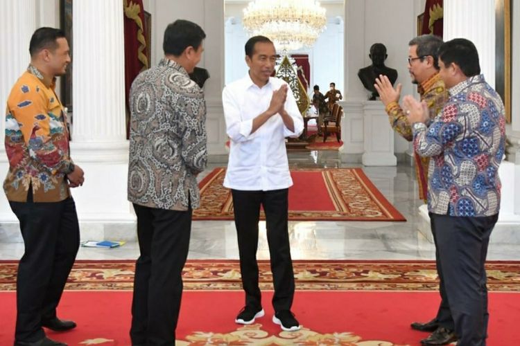 Presiden Joko Widodo saat menerima kunjungan Dewan Direksi Badan Penyelenggara Jaminan Sosial (BPJS) Ketenagakerjaan, pada Jumat (7/10/2022)  di Istana Merdeka, Jakarta.