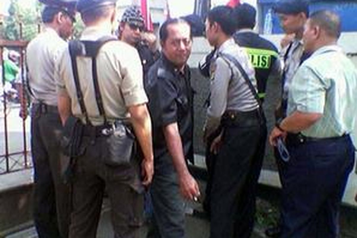 Para pengunjung persidangan Muchdi Pr  menjalani pemeriksaan ketat oleh apart  kepolisian sejak gerbang masuk PN Jaksel, Kamis (21/8)