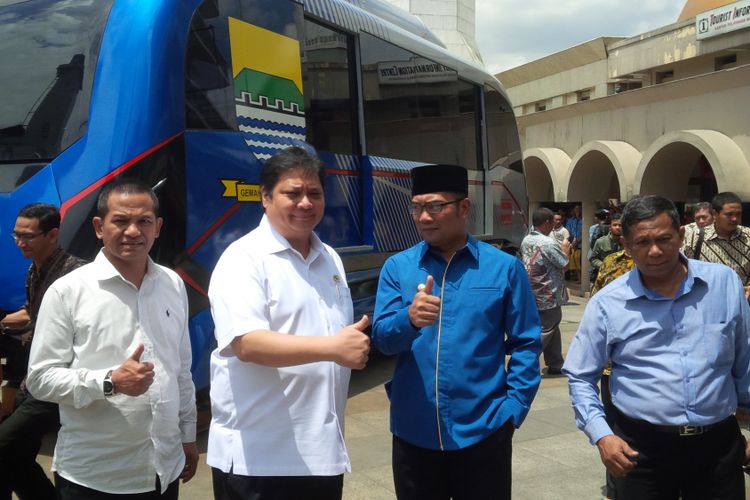 Menteri Perindustrian RI, Airlangga Hartanto bersama Wali Kota Bandung Ridwan Kamil meninjau purwarupa LRT Metro Capsule, Jumat (7/4/2017).