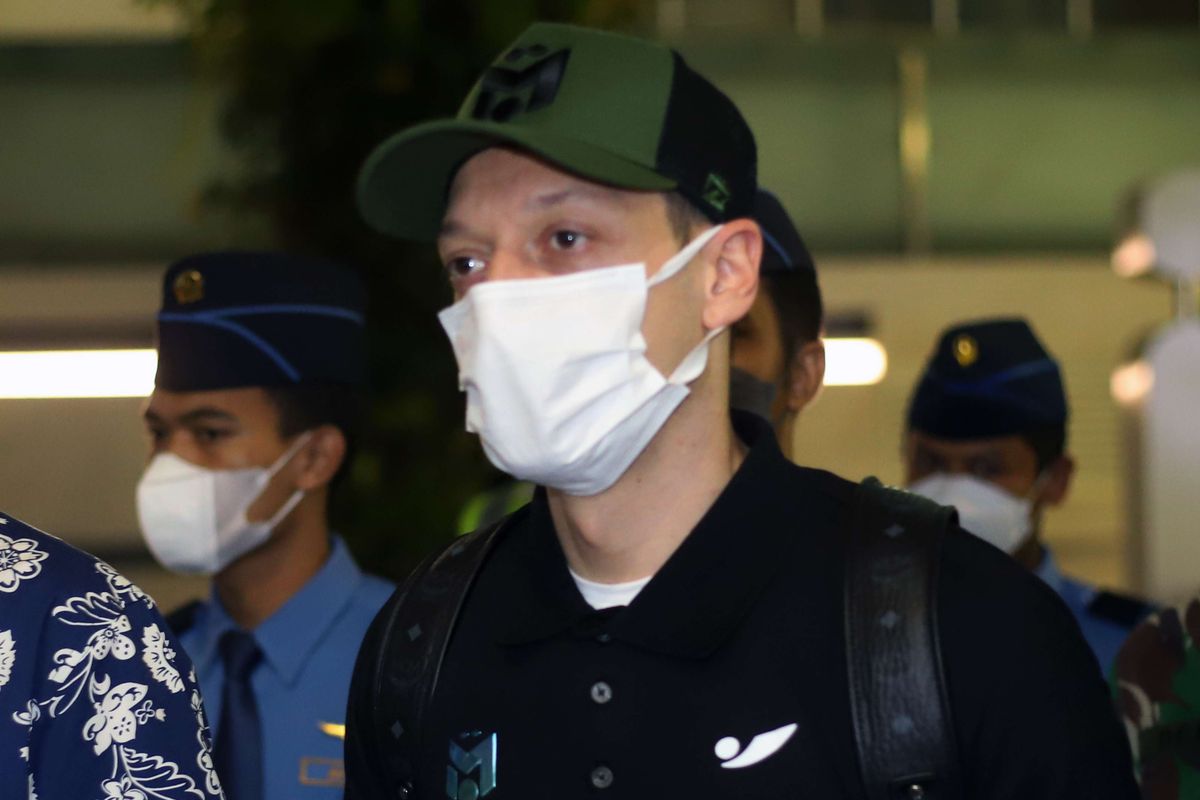 Mantan pesepak bola Timnas Jerman Mesut Ozil berjalan keluar setibanya di Bandara Soekarno Hatta, Tangerang, Banten, Selasa (24/5/2020). Ozil akan berada di Jakarta selama empat hari  dengan agenda mengunjungi kantor  Kementerian Pariwisata dan Ekonomi Kreatif, pabrik sepatu di Tangerang serta berbagi pengetahuan dan pengalamannya di sepak bola dalam Coaching Clinic bersama atlet muda dan anak-anak kurang mampu di Jakarta Internasional Stadium (JIS).