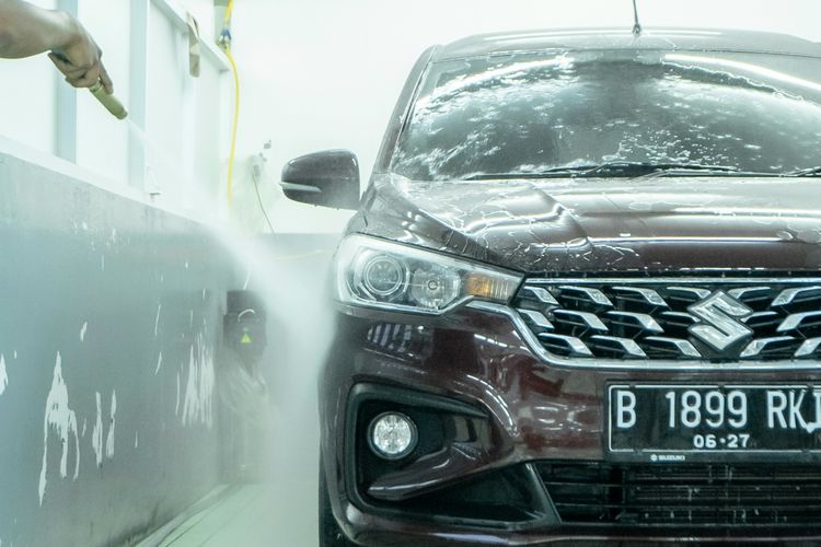 Menggunakan air bertekanan (jet washer) untuk mencuci mobil