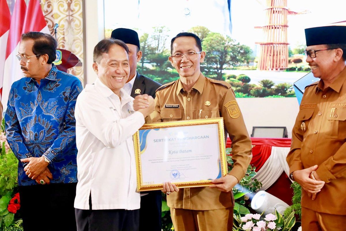 Wali Kota (Walkot) Batam Amsakar Achmad menerima sertifikat penghargaan saat menghadiri Musrenbang tingkat Provinsi Kepri di Tanjungpinang, Senin (6/4/2026). 