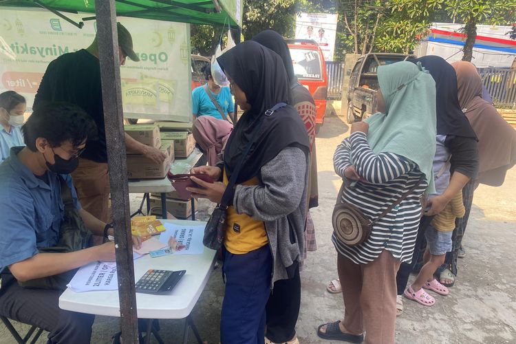 Operasi Pasar Minyak Goreng Murah di Bekasi Diserbu Emak-emak