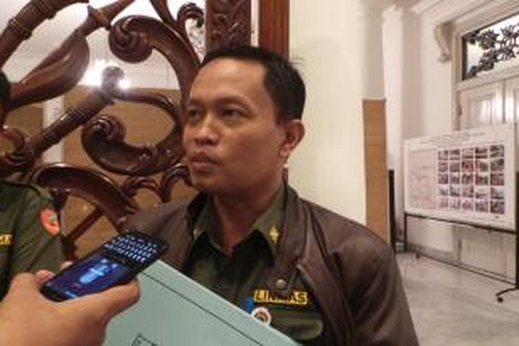 Kepala Dinas Kebersihan DKI Isnawa Adji saat ditemui di Balai Kota, Senin (13/7/2015). 