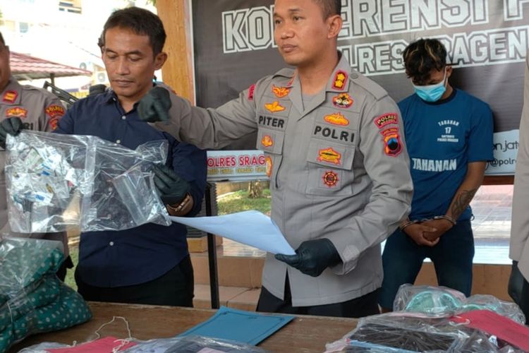 Polres Sragen mengungkap tersangka pembunuhan seorang perempuan tergeletak tertutup daun pisang di Kebun Pisang, Kecamatan Kalijambe, Kabupaten Sragen, Jawa Tengah (Jateng).