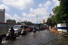 Jalan Mampang Arah Kuningan Digenangi Air, Lalu Lintas Tersendat 