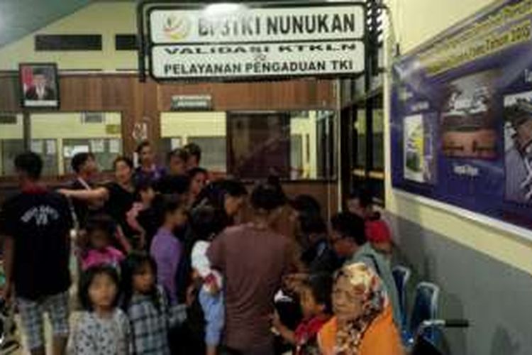 Pemerintah Malaysia mendeportasi 148 TKI ilegal melalui Pelabuhan Tunon Taka, Nunukan, Kalimantan Utara, Kamis (8/9). TKI tersebut dideportasi karena melanggar keimigrasian ataupun tersangkut kasus narkoba dan kriminal.