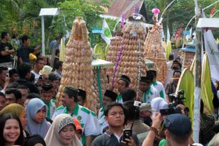 Arak-arakan tolangga berisi kue kolombengi dan toyopo berisi ayam atau ikan bakar menjadi daya tarik pelaksanaan walima di Bongo, Batudaa Pantai, Gorontalo.