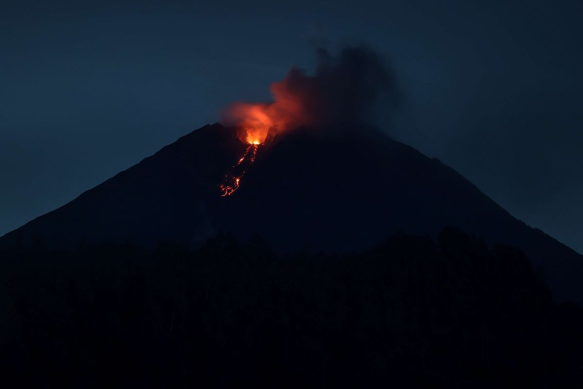 Gunung Semeru mengeluarkan lava pijar terlihat dari Kampung Renteng, Desa Sumberwuluh, Lumajang, Jawa Timur, Senin (6/12/2021). Pusat Vulkanologi dan Mitigasi Bencana Geologi meminta warga di sekitar kawasan Gunung Semeru tetap waspada karena potensi erupsi Gunung Semeru masih bisa terus terjadi.