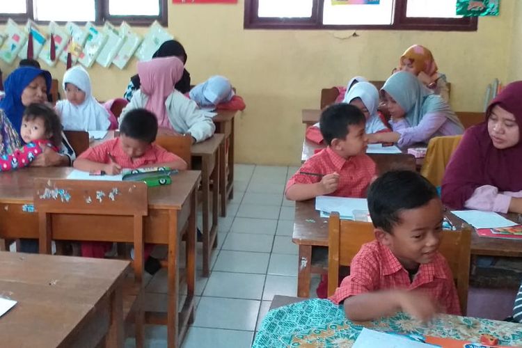 Kolaborasi belajar bersama antara siswa  orangtua dan siswa di kelas menjadi salah satu praktik baik pendidikan yang digagas Robingah, Kepala SDN Sukomangli, Kendal, Jawa Tengah. 