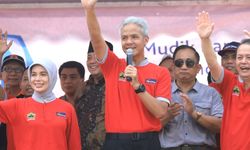 Ganjar Pranowo Melakukan Pelepasan Mudik Gratis di TMII