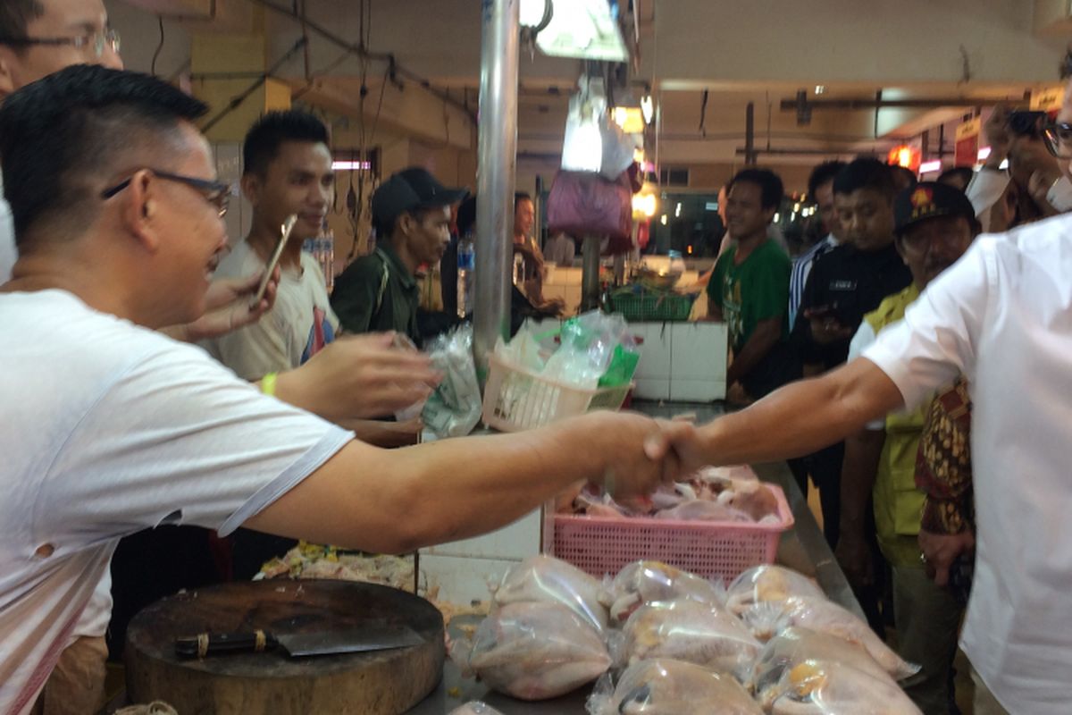 Kedatangan calon wakil gubernur DKI Jakarta, Sandiaga Uno di Fresh Market Pantai Indah Kapuk (PIK), disambut meriah pedagang, Minggu (19/3/2017). 