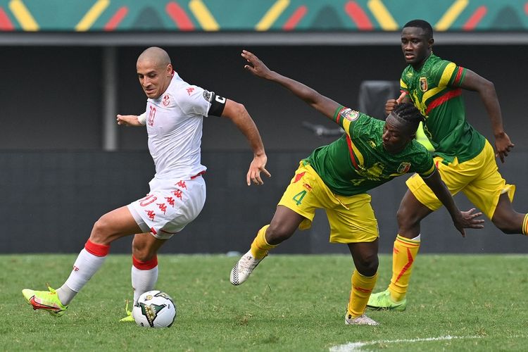 Penyerang Tunisia Wahbi Khazri (kiri) berduel dengan gelandang Mali Amadou Haidara pada pertandingan pertama Grup F Piala Afrika di Stadion Limbe Omnisport, Kamerun, Kamis (13/11/2022) dini hari WIB.