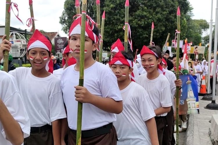 Karnaval SMPN 8 Yogyakarta dalam rangka HUT ke-266 Kota Yogyakarta, Rabu (5/10/2022).