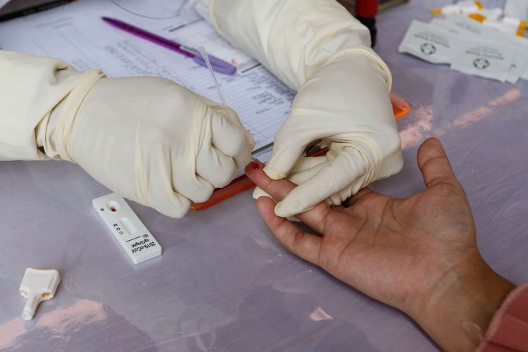 bWarga mengikuti rapid test covid-19 massal yang digelar Badan Intelijen Negara di Pasar Bogor, Senin (11/5/2020). Sebanyak 500 orang warga mengikuti rapid test ini guna mencegah penyebaran virus corona.