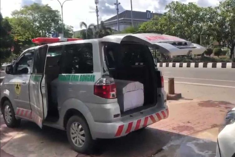 Ambulans membawa jenazah di depan kantor Gubernur Kaltim
