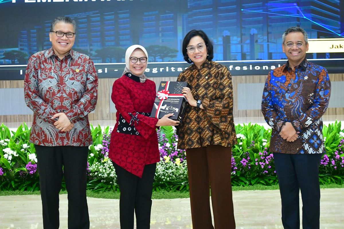 Menteri Pendayagunaan Aparatur Negara dan Reformasi Birokrasi (PANRB) Rini Widyantini berfoto bersama Menteri Keuangan (Menkeu) Sri Mulyani usai menghadiri Exit Meeting Pemeriksaan Laporan Keuangan Pemerintah Pusat (LKPP) Tahun 2024 yang diselenggarakan oleh Badan Pemeriksa Keuangan (BPK) di Jakarta, Rabu (21/5/2025).
