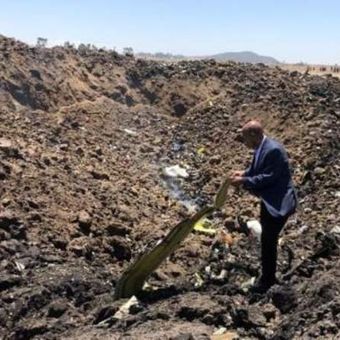 CEO Ethiopian Airlines Tewolde Gebremariam mendatangi lokasi salah satu pesawatnya jatuh pada Minggu (10/3/2019), di sekitar kota Bishoftu. Sebanyak 149 penumpang dan 8 kru tewas dalam kecelakaan itu. (Twitter/Ethiopian Airlines)