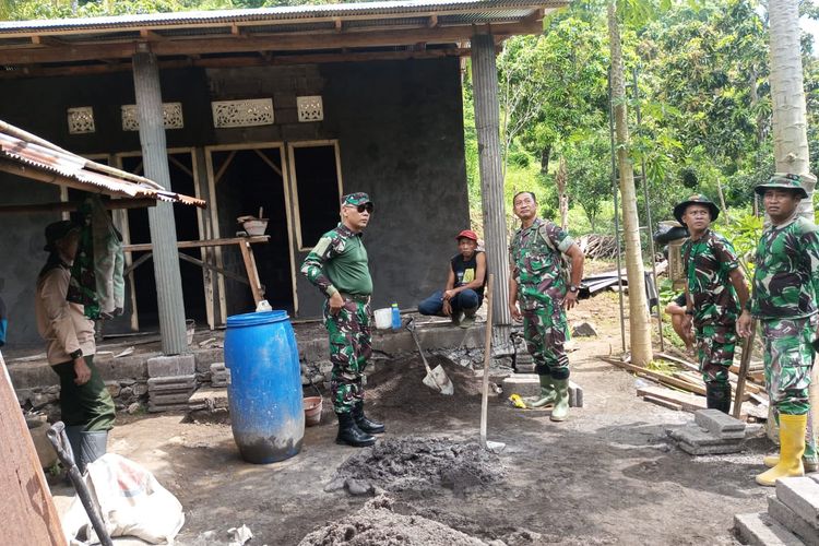 TNI manunggal bersama rakyat dalam bedah rumah Gede Kandia di Desa Depeha, Kecamatan Kubutambahan, Kabupaten Buleleng, Provinsi Bali. Bedah rumah itu bagian dari program TMMD ke-124 yang berlangsung sepanjang Mei 2025.