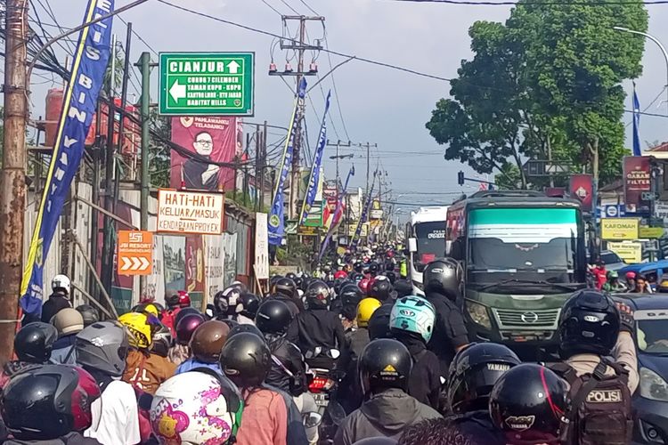Situasi kemacetan di Jalur Wisata Puncak Bogor, Jawa Barat, Minggu (30/4/2023).