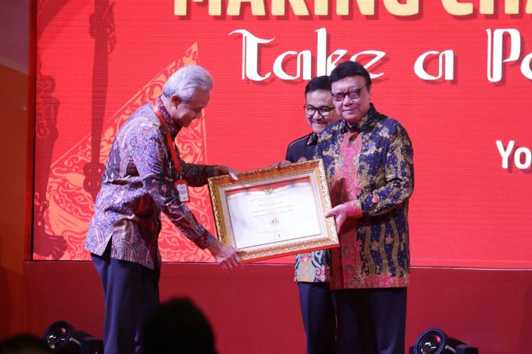 Gubernur Jateng Ganjar Pranowo, saat menerima SAKIP Award 2019, di Ballroom Hotel Tentrem Yogyakarta, Senin (24/2/2020).