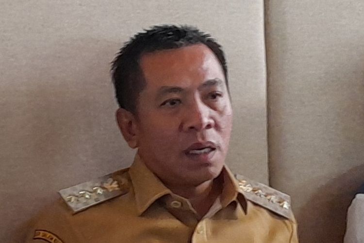 Bupati Karawang Aep Syaepuloh (kiri) dan Ketua DPD PKS Karawang Budiwanto di sebuah restoran di Karawang saat menjelaskan soal ia masuk Partai Gerindra, Senin (10/1/2025).