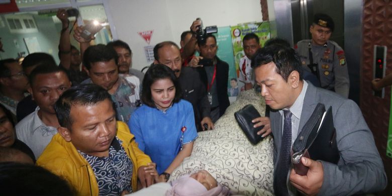 Ketua DPR Setya Novanto dibawa keluar dari Rumah Sakit Medika Permata Hijau, Jakarta, Jumat (17/11/2017). Setya Novanto dibawa ke RSCM untuk tindakan medis lebih lanjut.