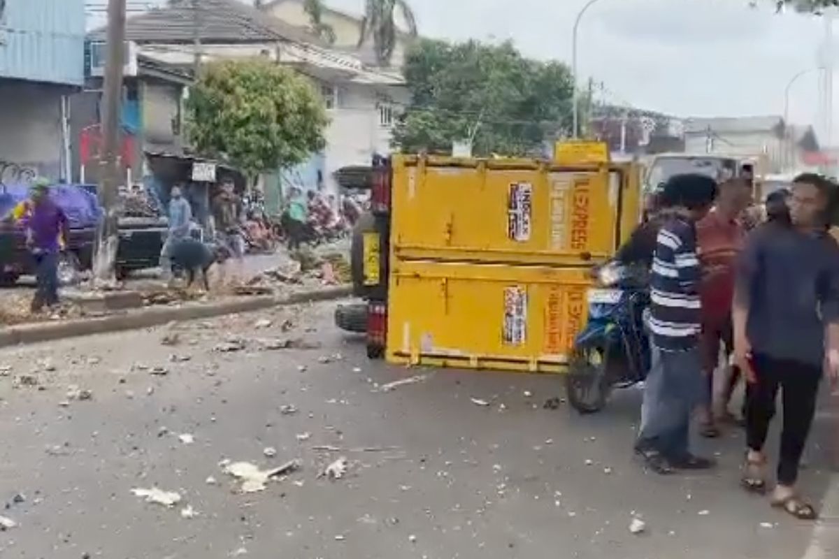 Satu unit mobil box bernomor polisi B 9542 FXU yang terguling di Jalan Raya Sultan Agung, Medan Satria, Kota Bekasi, Selasa (8/11/2022). Kecelakaan tunggal itu diduga terjadi karena sopir truk yang mengantuk setelah minum obat batuk. 