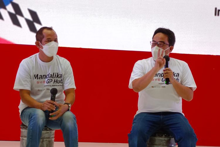 Legenda balap Indonesia, Achmad Jayadi (kiri), dan pengamat otomotif Tanah Air, Arief Kurniawan, ketika Talk Show Mandalika GP Hub di Epicentrum Walk Mall, Senin (7/3/2022).