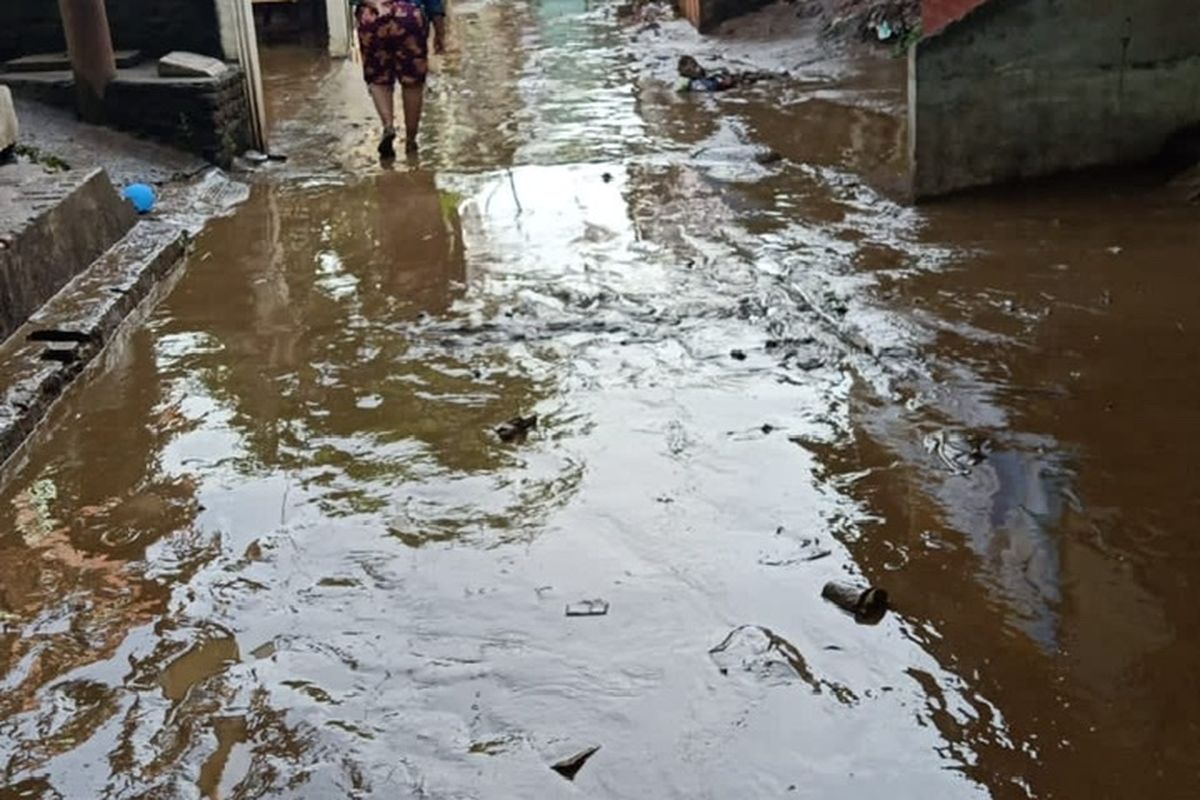 Sisa-sisa banjir di Jalan Masjid Al-Makmur, Pejaten Timur, Pasar Minggu, Jakarta Selatan terendam banjir pada Jumat (29/10/2021).