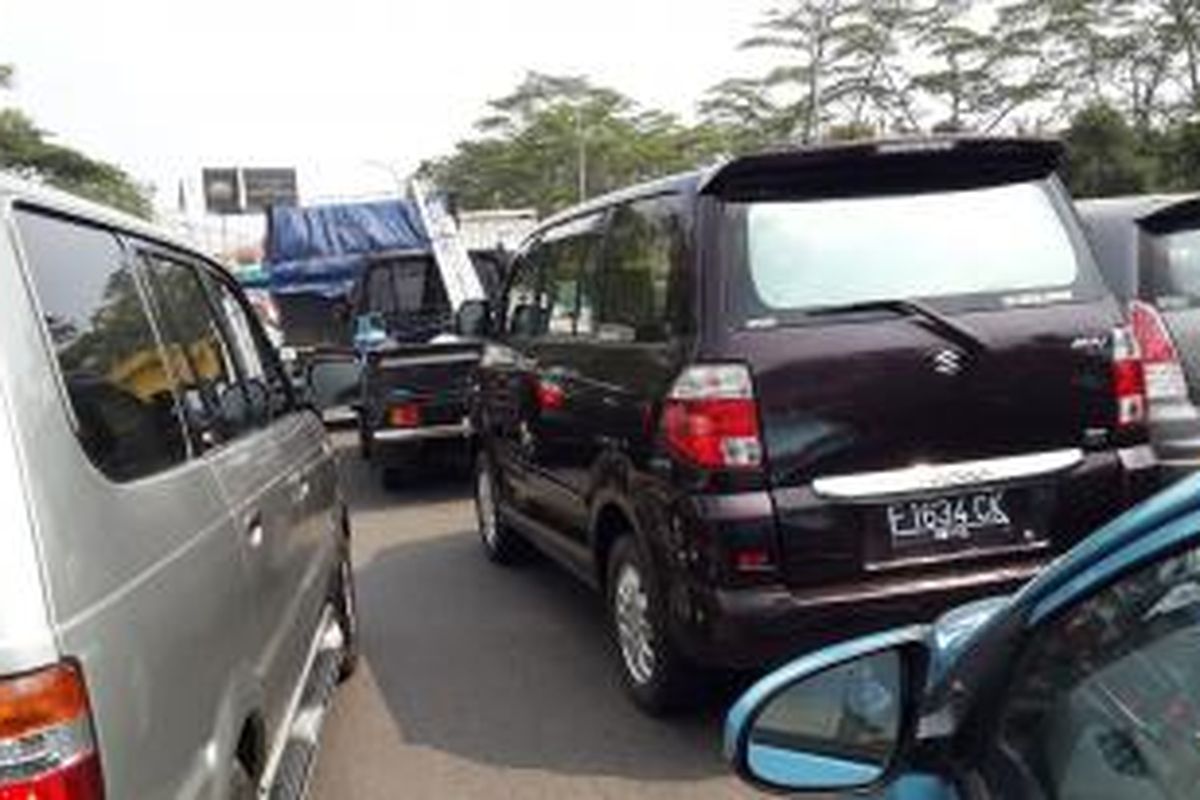 Kemacetan di Jalan Transyogie, mulai dari jembatan layang Cileungsi hingga pintu Tol Cibubur arah Bogor dan Jakarta, Sabtu (1/8/2015)