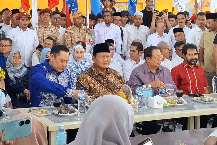 Mantan Panglima GAM Muzakir Manaf (baju merah) mendukung pasangan Prabowo-Gibran di Banda Aceh, Aceh, Selasa (26/12/2023). 
