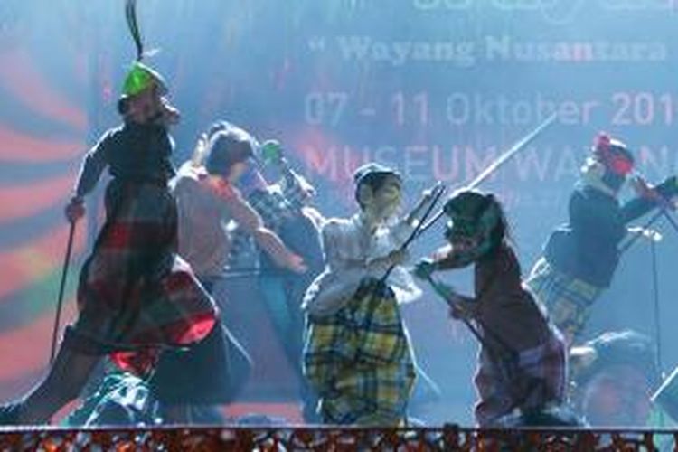Puluhan wayang bermain dalam satu adegan tawuran dalam pergelaran Wayang Ringkang pada Pembukaan Festival Wayang Indonesia 2015 di Museum Seni Rupa dan Keramik, Kota Tua, Jakarta, Rabu (7/10/2015).
