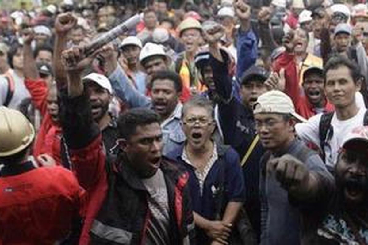 Workers from Freeport-McMoran Copper & Gold Incs Indonesian unit shout slogans during a strike in Kuala Kencana, Timika, in Indonesias Papua province July 5, 2011. About 8,000 workers at Freeport-McMoran Copper & Gold Incs Indonesian unit kicked off a seven-day strike on Monday, a union head said, in a move that could potentially disrupt operations. The workers have called for a re-negotiation of their working contract, demanding a wage rise from 1.5 to 3 per hour, since they said other Freeport workers around the world are paid at least 15-30 per hour, a union official said.