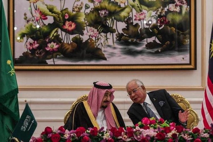 Raja Arab Saudi Salman bin Abdul Aziz berbincang dengan PM Malaysia Najib Razak sesaat sebelum meneken sejumlah nota kesepahaman (MoU) di Putrajaya, Senin (27/2/2017).