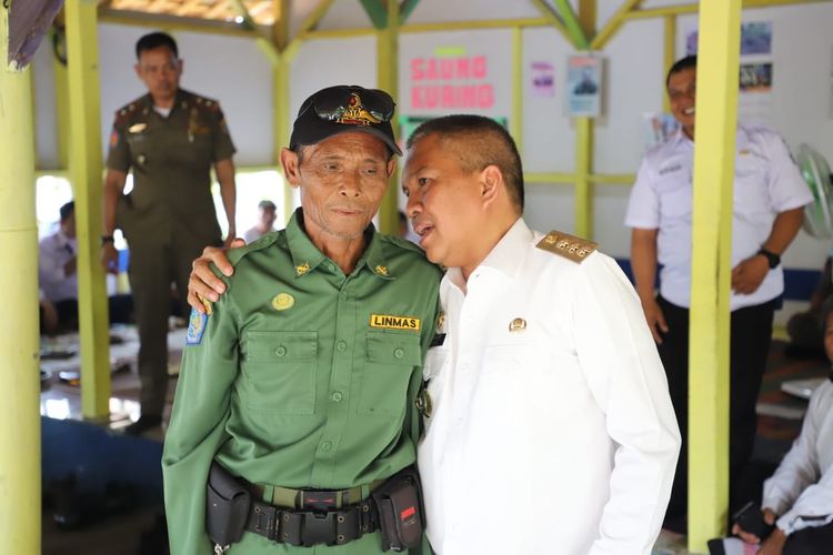 Penjabat Bupati Bandung Barat Arsan Latief (kanan).