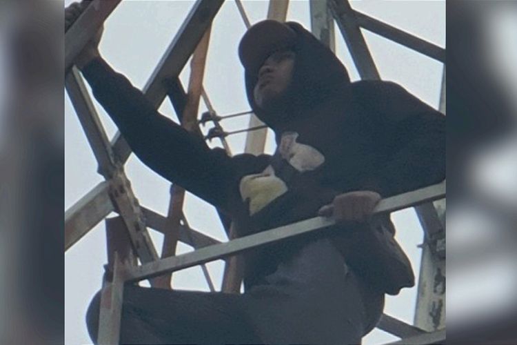 Pemuda Asal Sleman Nekat Panjat Tower BTS di Sidoarjo, Diduga Depresi