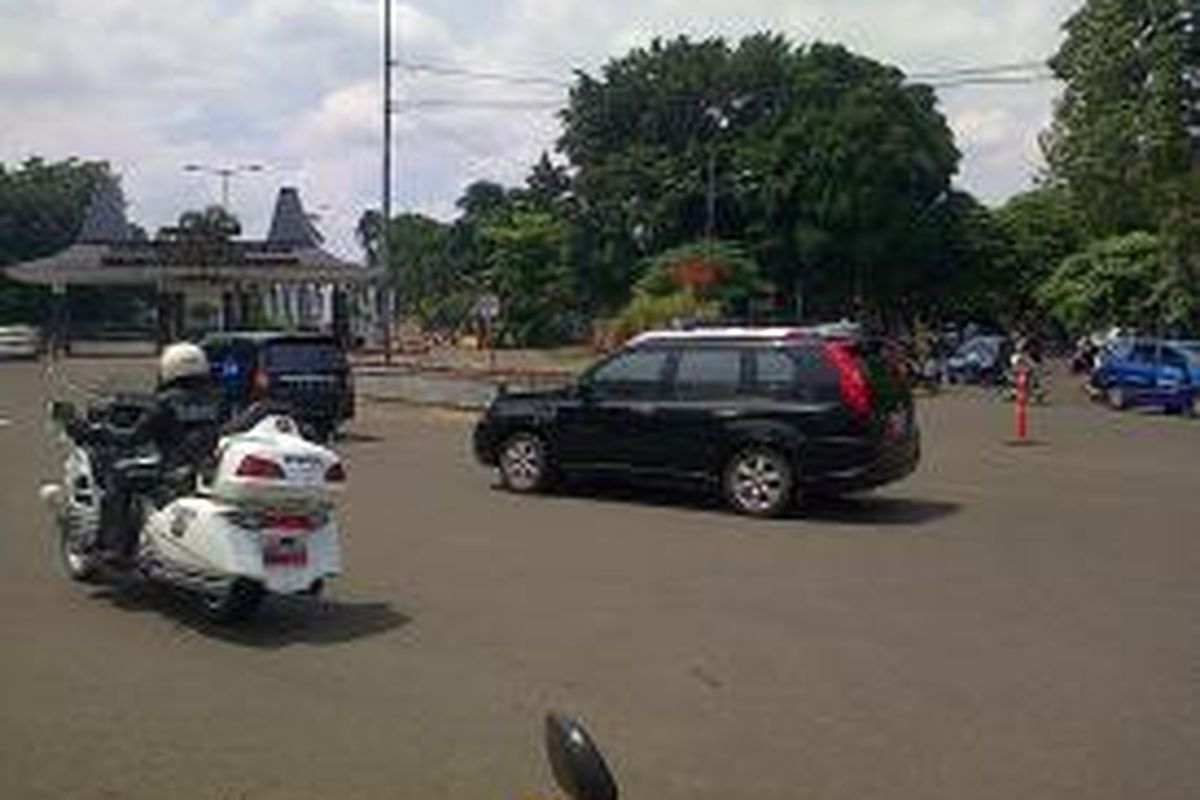 Situasi lalu lintas di depan Bandara Halim Perdanakusuma tampak lancar di hari pertama pemfungsian bandara tersebut untuk komersial, Jumat (10/1/2014) pagi.