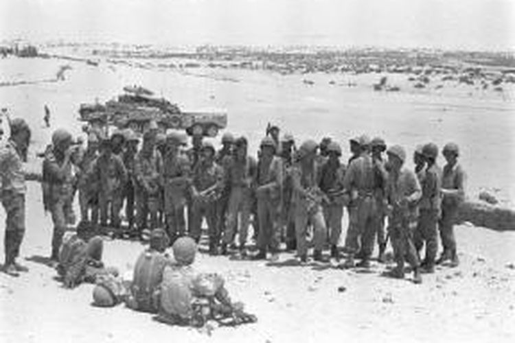 Pasukan Israel beristirahat sejenak setelah melakukan serangan di Semenanjung Sinai, dalam perang enam hari 1967.