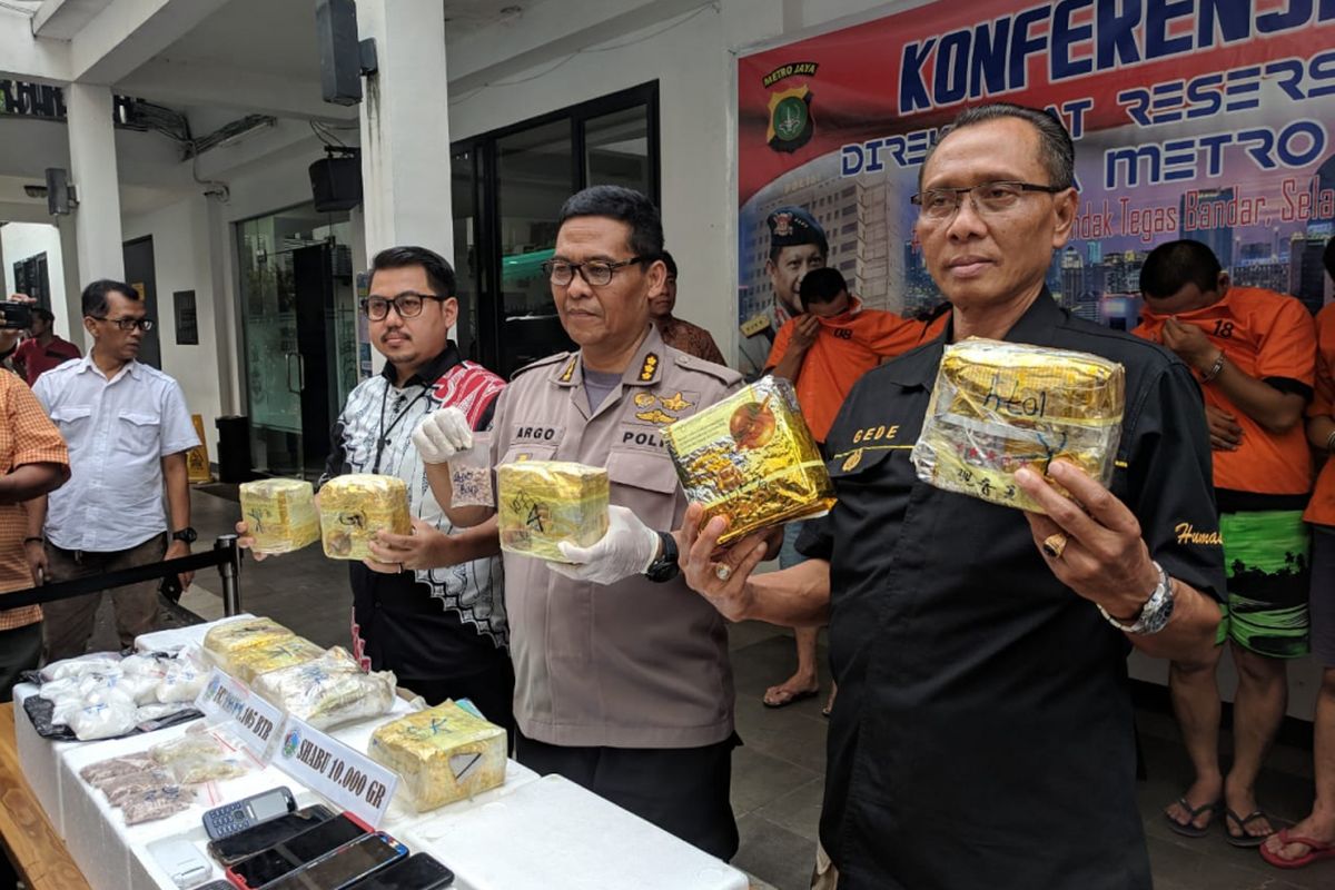 Polisi menunjukkan barang bukti 10 Kg Sabu dan 1.105 Ekstasi Jenis Baru yang di dapat Dari 5 Orang Pengedar pada Jumat (1/3/2019) di Mapolda Metro Jaya