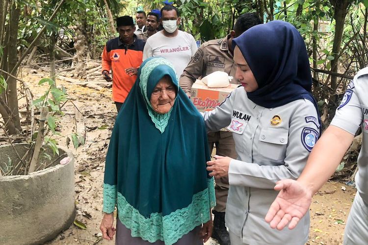 Jasa Raharja menyalurkan bantuan sosial kepada warga di dua desa paling terdampak di Kabupaten Pidie, Aceh, yaitu Desa Lamkawe dan Desa Kandang, pada Selasa (2/12/2025).