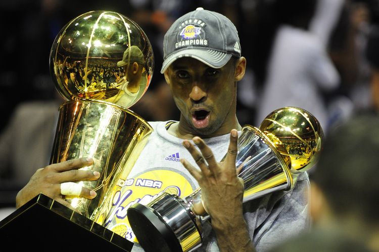 Kobe Bryant saat merayakan kemenangan Los Angeles Lakers atas Orlando Magic dalam NBA Final, 14 Juni 2009 di Amway Arena Orlando, Florida.  Legenda NBA ini meninggal dalam kecelakaan helikopter, Minggu (26/1/2020).