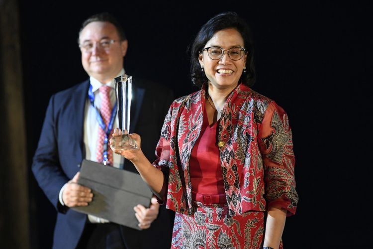 Menteri Keuangan Sri Mulyani Indrawati (kanan) menunjukkan piala pada sesi Global Market Award Ceremony dalam rangkaian Pertemuan Tahunan IMF - World Bank Group 2018 di Nusa Dua, Bali, Sabtu (13/10). Menteri Keuangan Sri Mulyani Indrawati mendapatkan penghargaan Finance Minister of the Year for East Asia Pacific Awards dari majalah ekonomi Global Markets. ANTARA FOTO/ICom/AM IMF-WBG/Anis Efizudin/wsj/2018.


