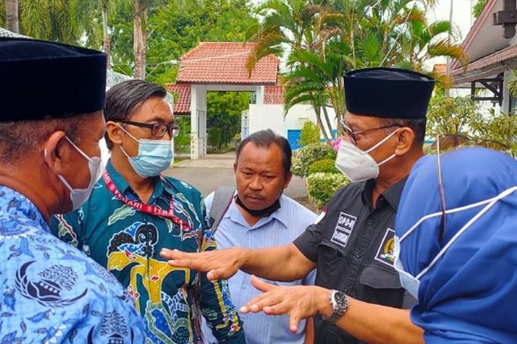 Ketua BAP DPD RI Bambang Sutrisno berkoordinasi dengan kuasa hukum dan warga yang rumahnya di bongkar usai mediasi di Balai Kota Tegal, Kamis (17/6/2021)