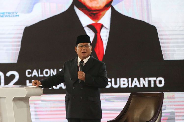 Calon presiden nomor urut 02 Prabowo Subianto memaparkan visi misi pada Debat Keempat Calon Presiden Pemilu 2019 di Jakarta, Minggu (30/3/2019). Debat malam ini menggambil tema ideologi, pemerintahan, pertahanan dan keamanan, serta hubungan internasional.