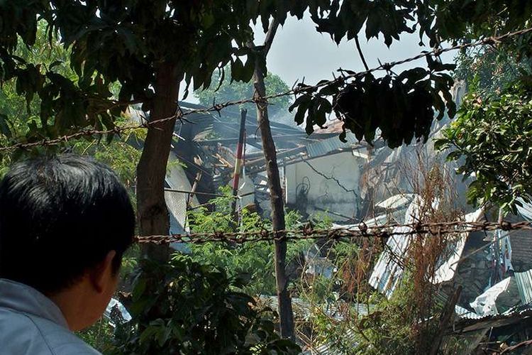 Seorang warga melihat reruntuhan gudang tempat penyimpanan bahan peledak dan bom temuan dari masyarakat, setelah terjadinya ledakan di gudang tersebut, di kompleks Markas Brimob Polda Jateng, di Semarang, Jawa Tengah, Sabtu (14/9/2019). Penyebab terjadinya ledakan yang juga mengakibatkan kerusakan pada sejumlah rumah warga itu masih dalam penyelidikan polisi.