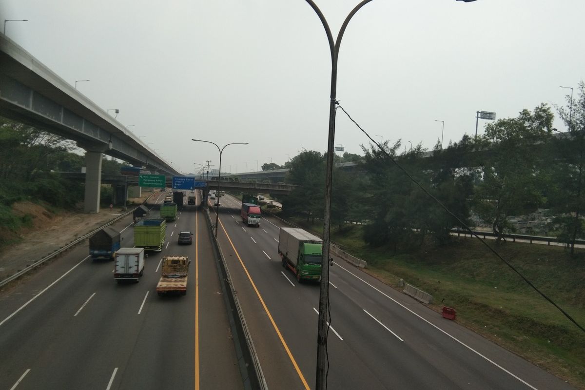 Arus lalu lintas di tol Jakarta-Cikampek pada Kamis (30/7/2020) pukul 15.00 WIB.